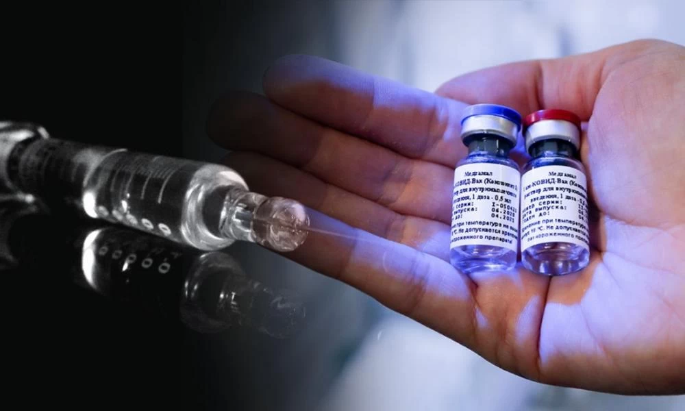 Pfizer - AstraZeneca: Αυτές είναι οι συχνότερες παρενέργειες από τα εμβόλια